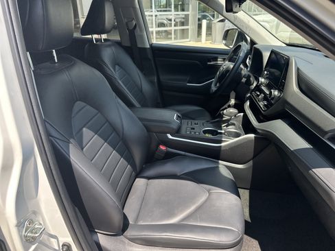 Used 2023 Toyota Highlander XLE AWD/4WD image 26