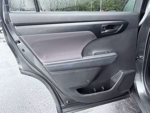 Used 2025 Toyota Highlander LE FWD image 33