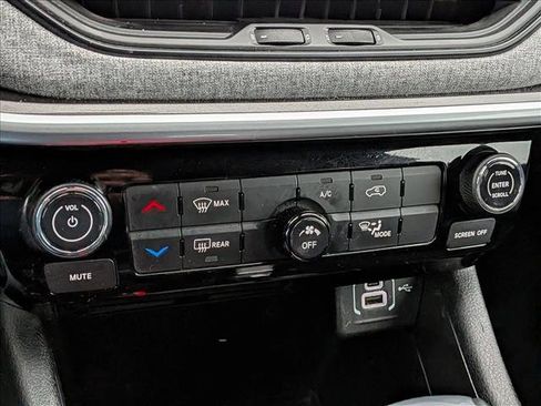 Used 2024 Jeep Compass Latitude image 15