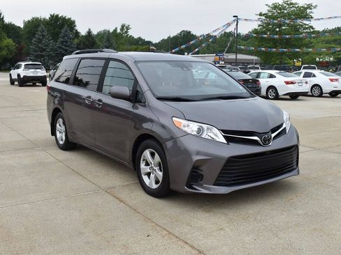 Used 2019 Toyota Sienna LE FWD image 1