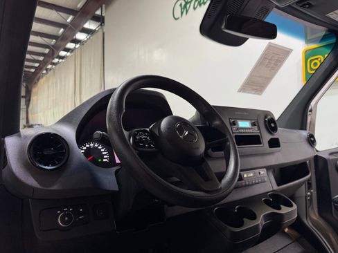 Used 2021 Mercedes-Benz Sprinter 2500 image 9
