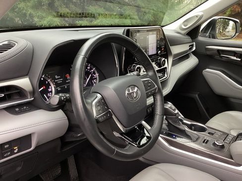 Used 2020 Toyota Highlander Limited image 13