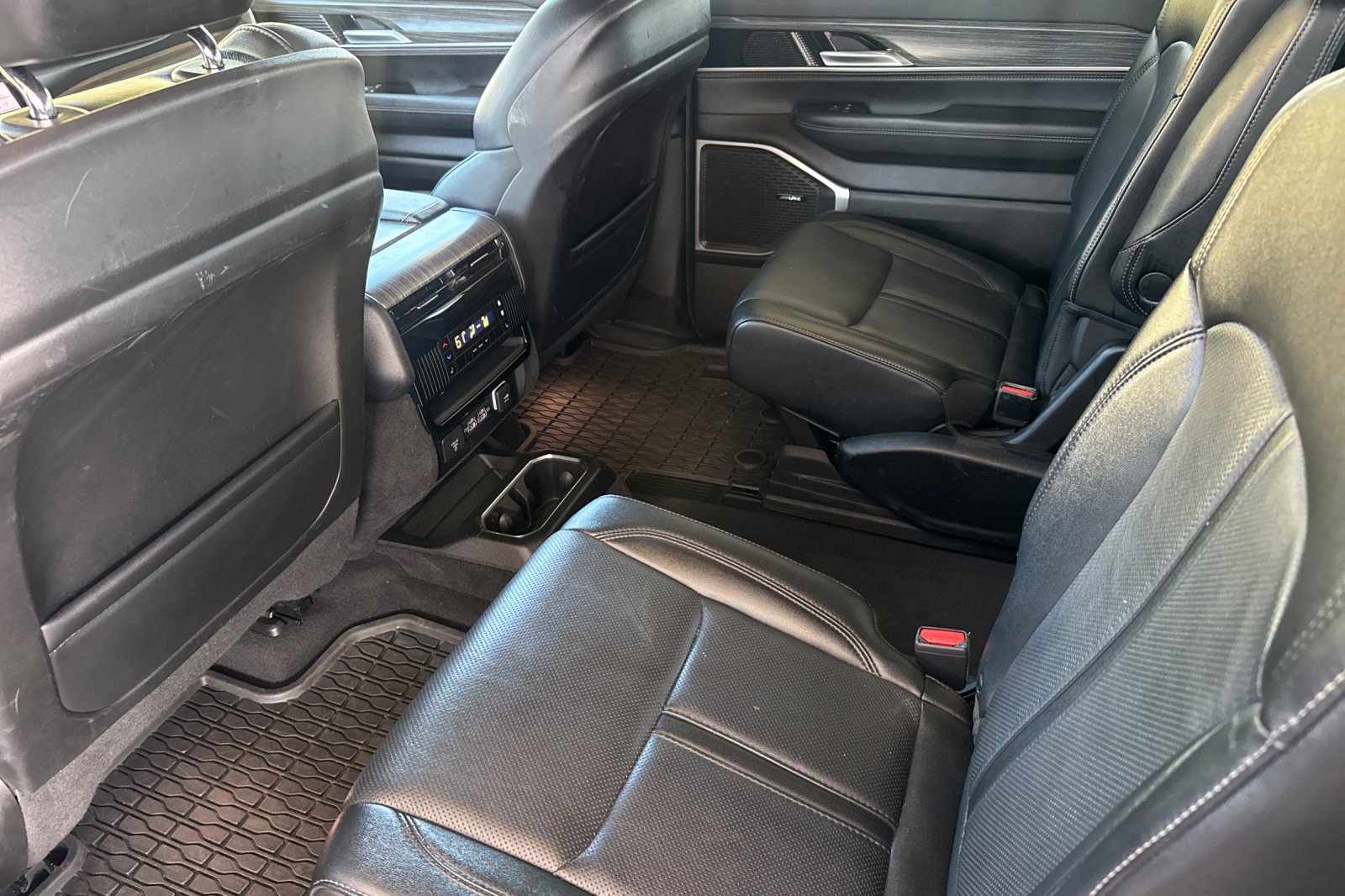 Used 2024 Jeep Wagoneer Series III AWD/4WD image 6
