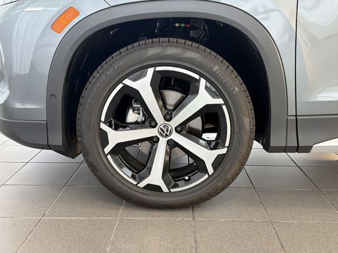 New 2026 Volkswagen Tiguan SE FWD image 13