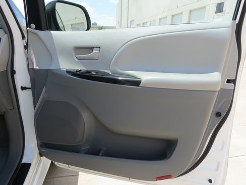 Used 2014 Toyota Sienna LE FWD image 29