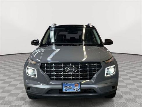 Certified 2022 Hyundai Venue Limited FWD image 4