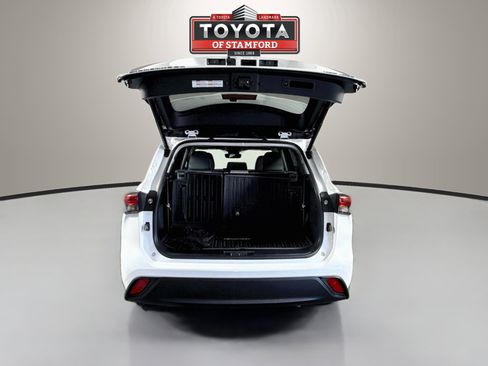 Used 2023 Toyota Highlander XLE AWD/4WD image 27
