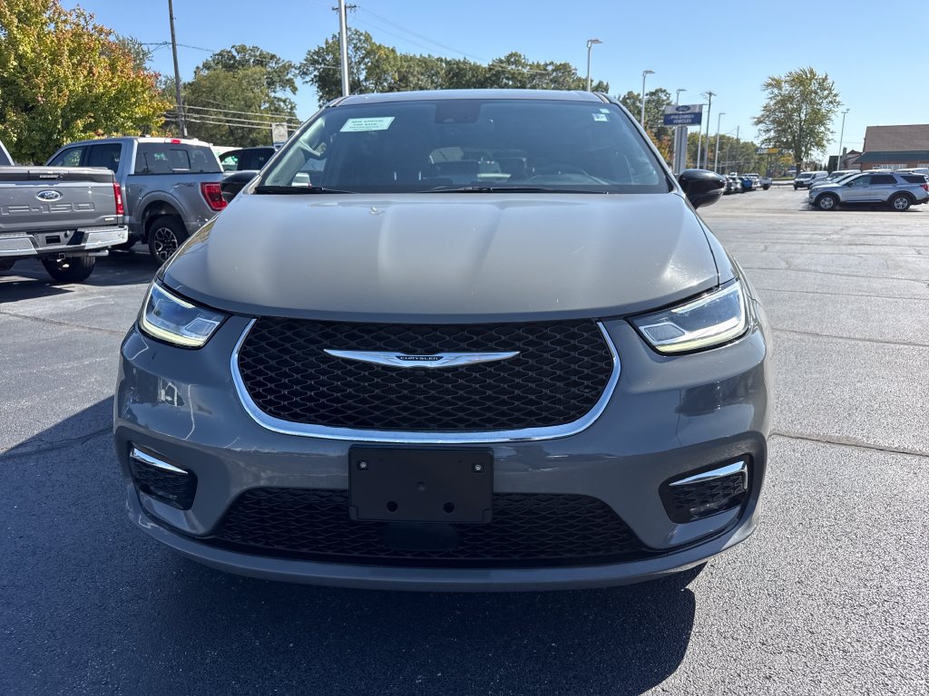 Used 2025 Chrysler Pacifica Select FWD image 3