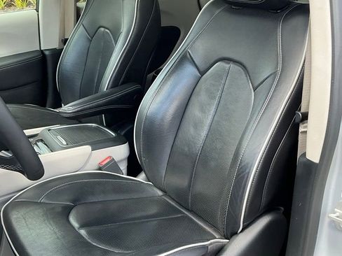 Used 2024 Chrysler Pacifica Limited image 25