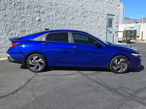 Used 2025 Hyundai Elantra Sport FWD image 2
