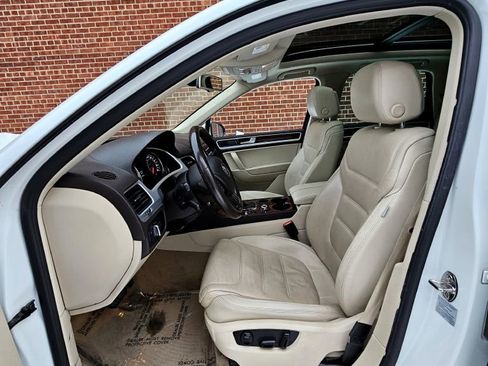 Used 2014 Volkswagen Touareg Sport image 8