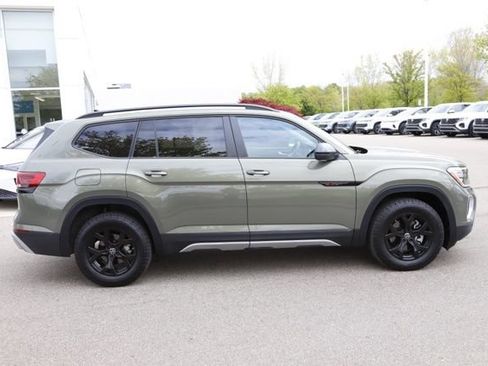 Used 2025 Volkswagen Atlas Peak Edition SE AWD/4WD image 2