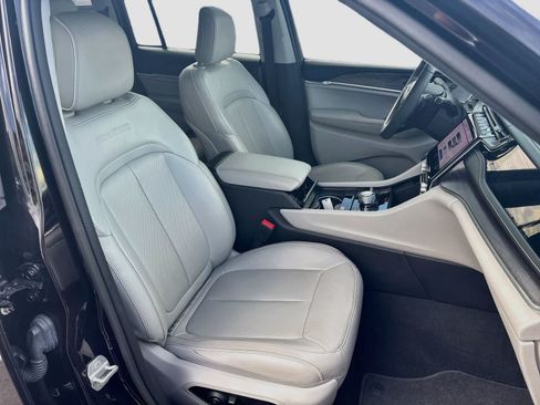 Used 2022 Jeep Grand Cherokee Overland AWD/4WD image 30