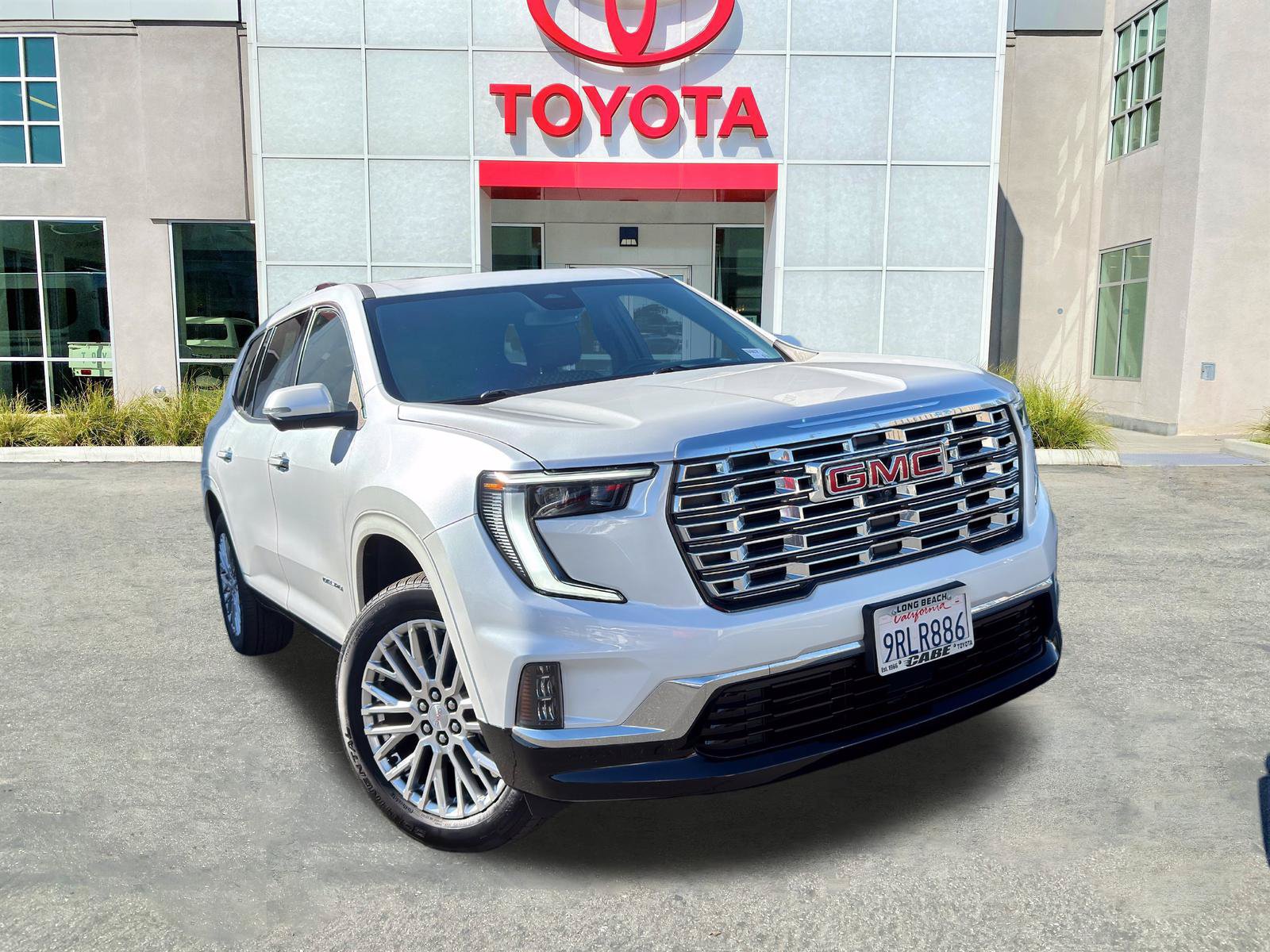 Used 2024 GMC Acadia Denali FWD image 2
