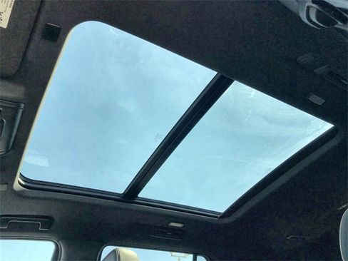 Used 2024 GMC Yukon SLT w/ SLT Premium Package image 21