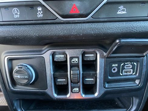 Used 2024 Jeep Wrangler Unlimited Sport AWD/4WD image 17