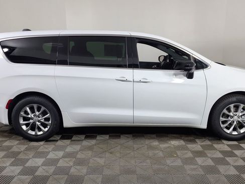 New 2026 Chrysler Pacifica Limited image 8