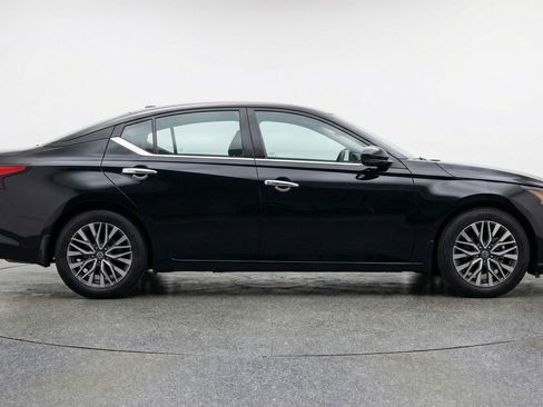 Used 2025 Nissan Altima 2.5 SV image 11