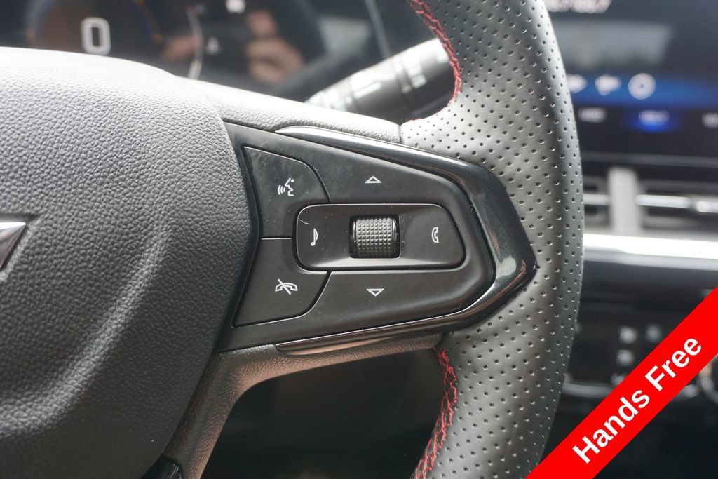 Used 2024 Chevrolet Trax RS w/ Sunroof Package FWD image 4