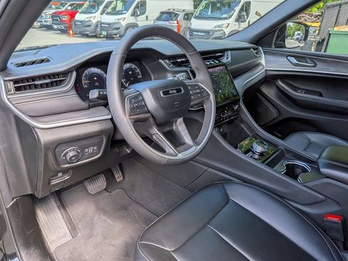 Used 2025 Jeep Grand Cherokee L Limited AWD/4WD image 14