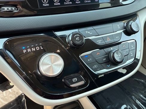 Used 2017 Chrysler Pacifica Touring-L Plus FWD image 32
