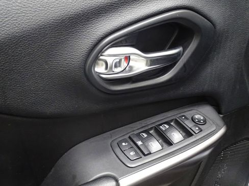 Used 2019 Jeep Cherokee Latitude w/ Popular Appearance Group image 17