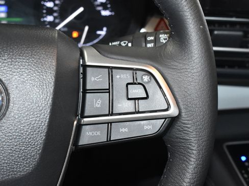 Used 2025 Toyota Sienna XLE FWD image 13
