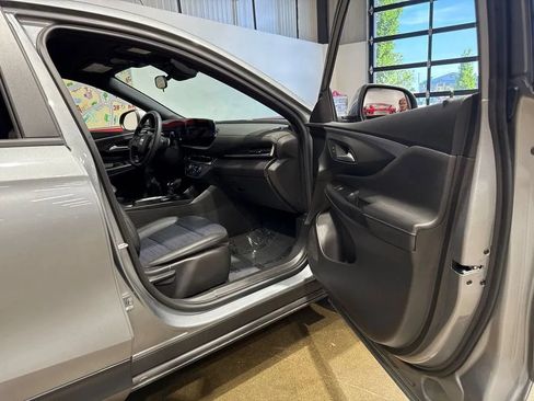 Used 2025 Buick Envista Preferred FWD image 32