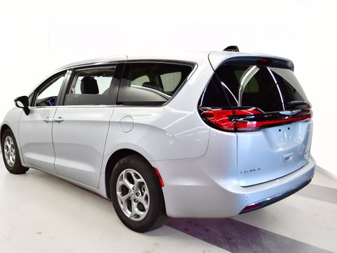 Used 2023 Chrysler Pacifica Touring-L w/ Uconnect Theater Family Group FWD image 5