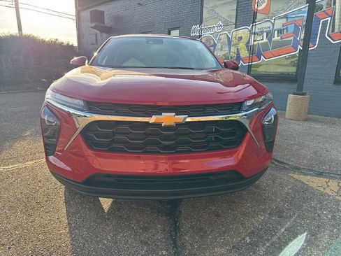 New 2026 Chevrolet Trax LS w/ LS Convenience Package FWD image 2