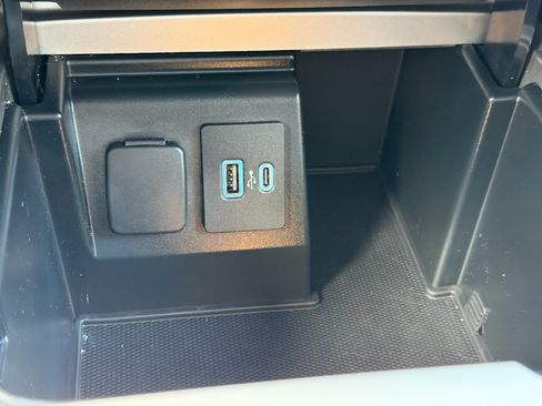 Used 2020 Ford Explorer XLT AWD/4WD image 15