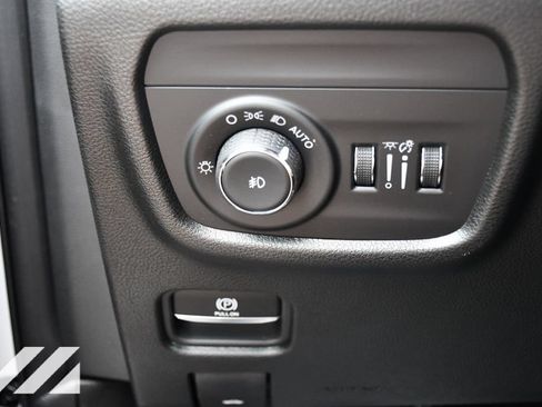 Used 2023 Jeep Grand Cherokee Limited AWD/4WD image 16