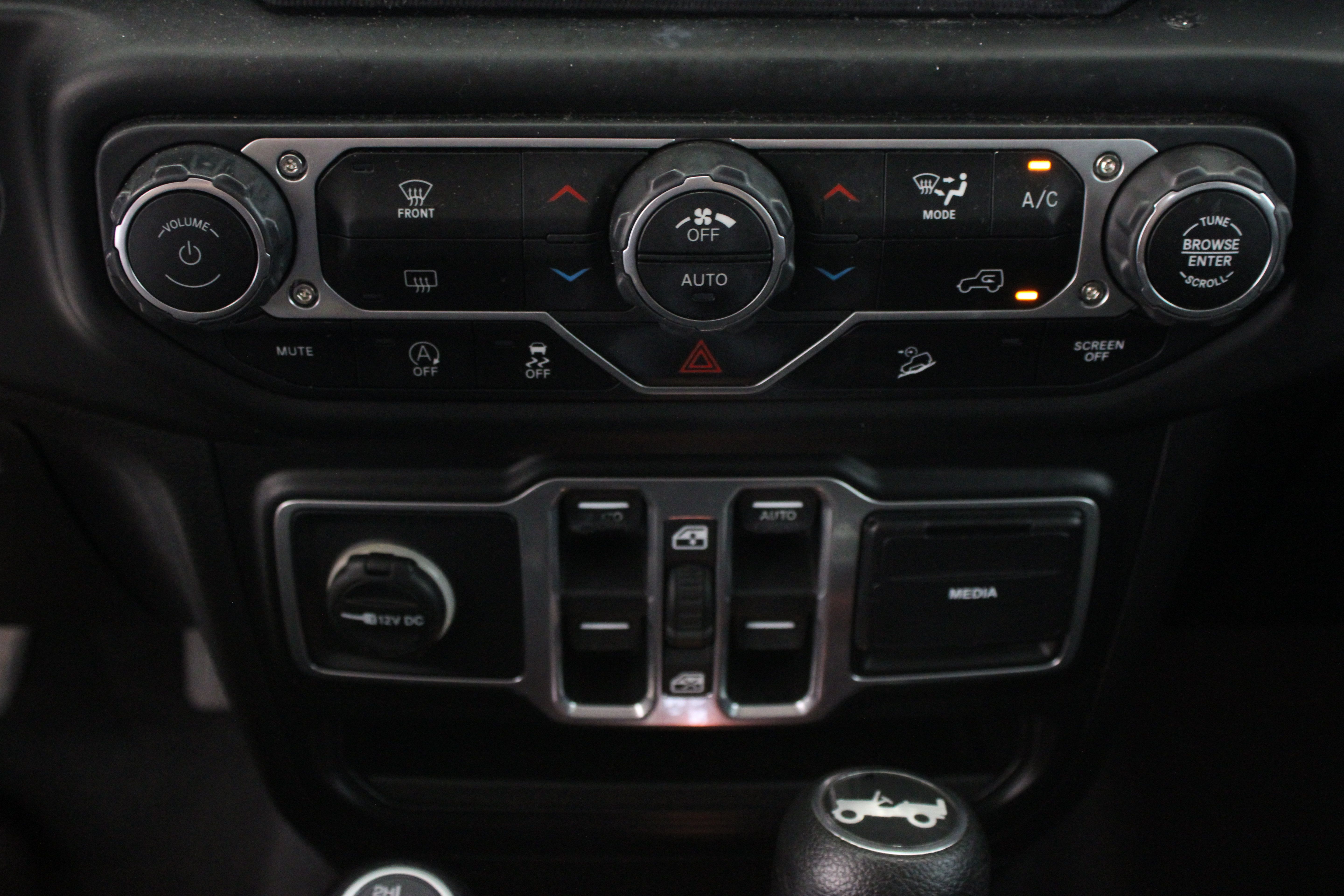Used 2018 Jeep Wrangler Unlimited Sahara AWD/4WD image 19