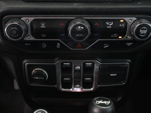 Used 2018 Jeep Wrangler Unlimited Sahara AWD/4WD image 19