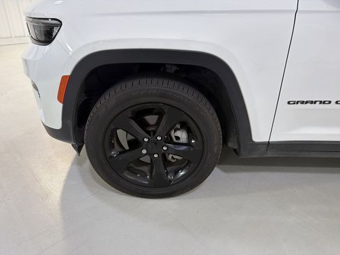 Used 2023 Jeep Grand Cherokee Limited w/ Black Appearance Package image 9