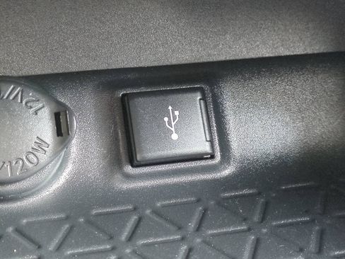 Used 2020 Toyota RAV4 LE AWD/4WD image 21
