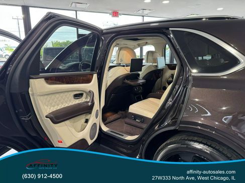 Used 2017 Bentley Bentayga image 74