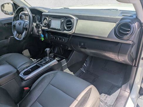 Used 2017 Toyota Tacoma SR5 w/ Tow Package RWD image 20