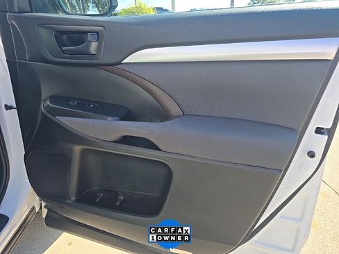 Used 2018 Toyota Highlander LE image 33