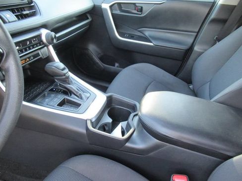 Used 2019 Toyota RAV4 LE FWD image 16