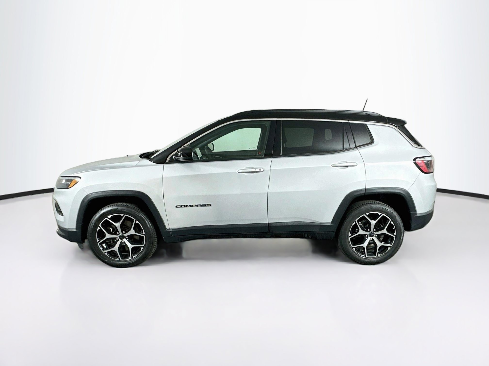 Used 2025 Jeep Compass Limited AWD/4WD image 4