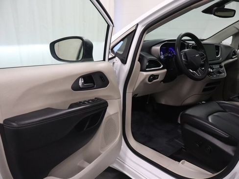 Certified 2023 Chrysler Pacifica Touring-L FWD image 11