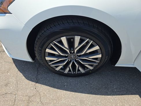 Used 2025 Nissan Altima 2.5 SV FWD image 24