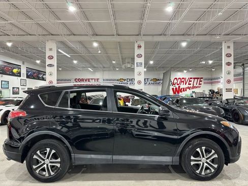 Used 2018 Toyota RAV4 LE image 5