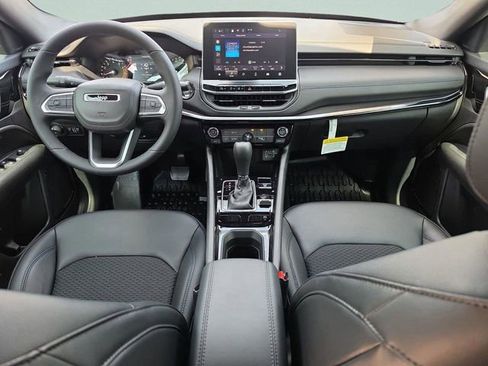 New 2026 Jeep Compass Latitude image 17