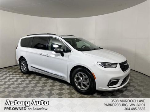 Certified 2023 Chrysler Pacifica Limited w/ Uconnect Theater Family Group FWD image 1
