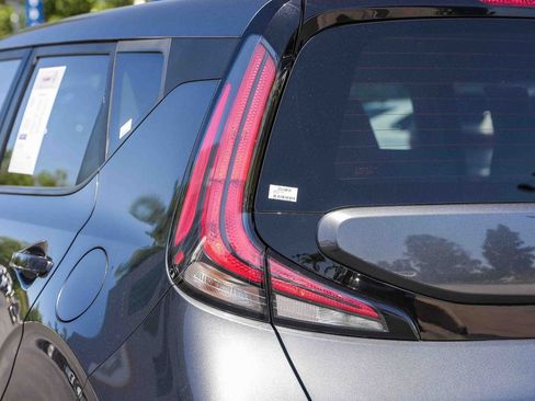 Used 2023 Kia Soul LX FWD image 9