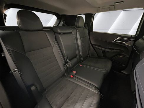 Used 2025 Mitsubishi Outlander SE image 16