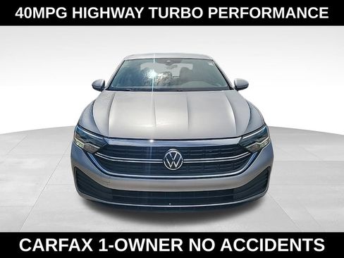Used 2024 Volkswagen Jetta SE FWD image 3