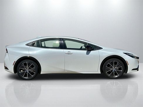 Used 2025 Toyota Prius XLE image 4